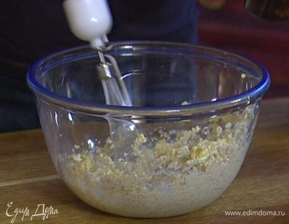 Приготовить тесто: 200 г предварительно размягченного сливочного масла взбить с сахаром.