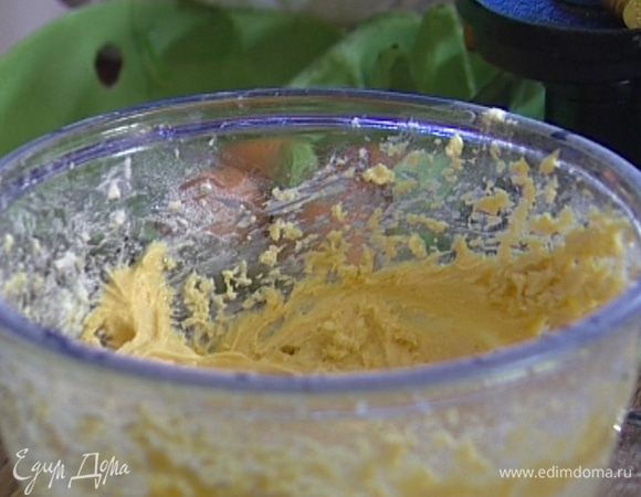 Не переставая взбивать, ввести яйца, муку, разрыхлитель, соль и измельченный миндаль. 