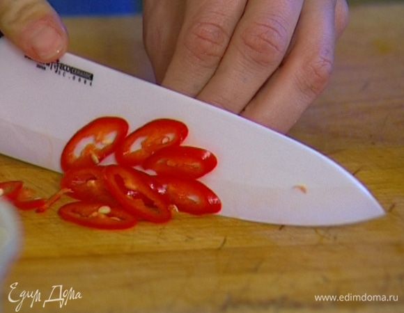 Перец чили освободить от семян и порезать кольцами. 