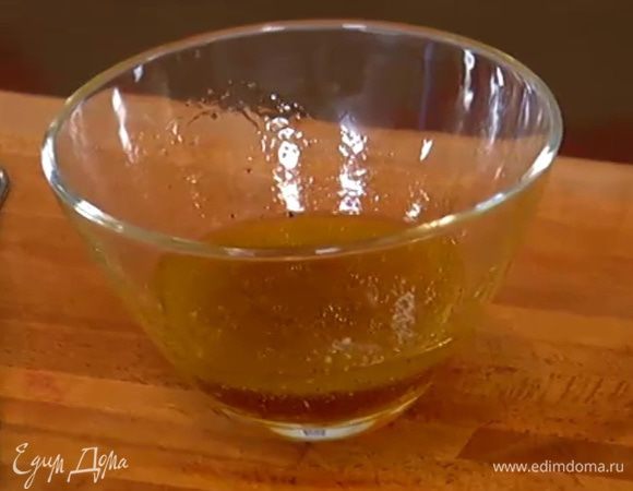 Приготовить заправку, соединив 2 ст. ложки оливкового масла, 2 ст. ложки уксуса, сахар и щепотку соли. 