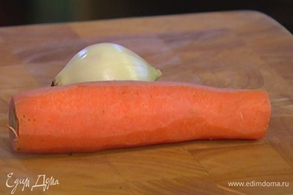 Морковь почистить и крупно нарезать.