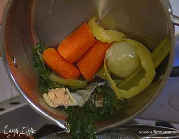 Приготовить бульон: рыбные кости и кожу поместить в кастрюлю, добавить луковицу, морковь и сельдерей, лимонную цедру, веточки петрушки и укропа. Залить все холодной водой, всыпать 1 ч. ложку соли и перец горошком и сварить рыбный бульон. Готовый бульон процедить.