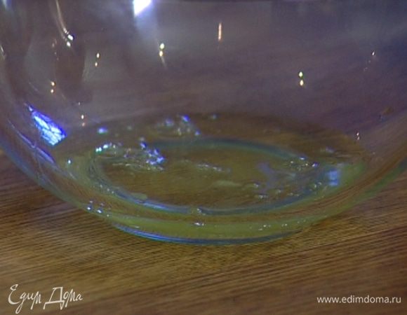 Отделить белки от желтков. Белки отправить в холодильник.