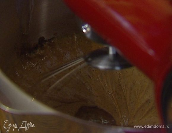 Желтки взбить с сахаром. 