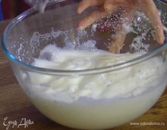 Охлажденные белки взбить в крепкую пену и ввести их в тесто. 