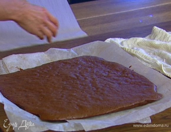 Выстелить противень смазанной сливочным маслом бумагой для выпечки, вылить тесто на бумагу, распределить так, чтобы получился прямоугольник, и выпекать в разогретой духовке 15 минут.