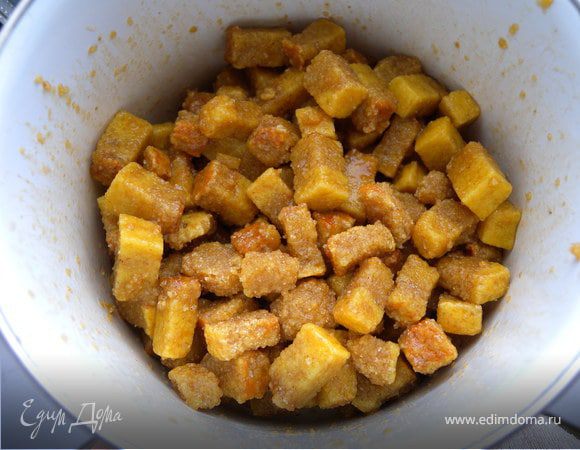 Сухарики  бисквитные(http://www.edimdoma.ru/recipes/16877 залить сиропом и помешивать пока не уйдет весь сироп (я не помешиваю, а ка бы подкидываю в глубокой ёмкости как вареники). Поставить в холодильник на 10-15 мин.