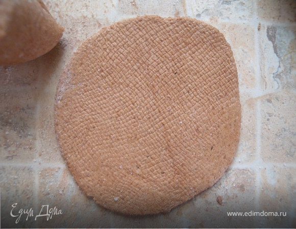 Раскатать тонко мастику. Придать рельеф с помощью марли.