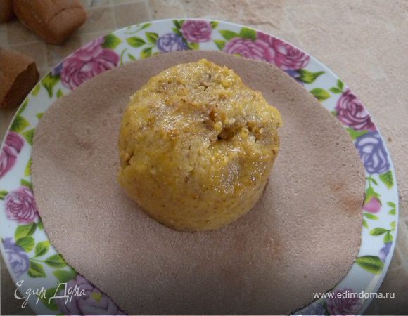 Опустить чашку на некоторое время в посудину с кипятком. Поймать заготовку на перевернутый мастичный блинчик.