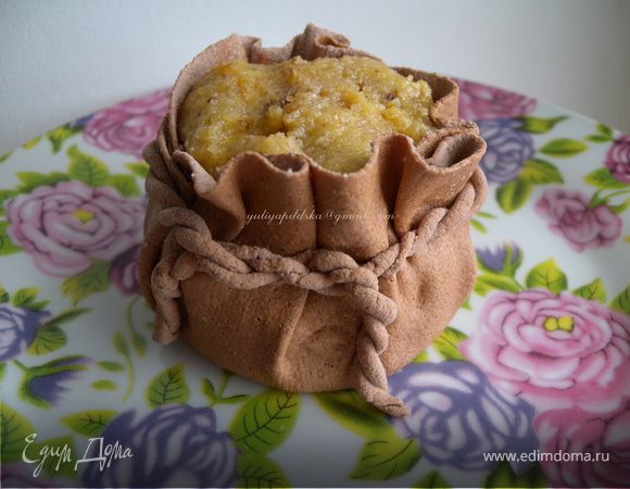 Сформировать мешочек. Завязать мастичным жгутиком.