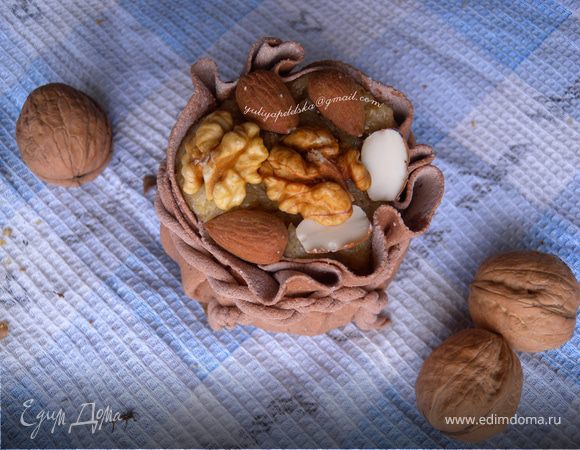 Украсить орехами. Поставить в холодильник на 30 мин. Употреблять холодными.
