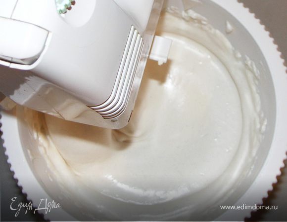 Желтки хорошо взбить с пудрой.