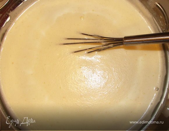 Сливки поставить на паровую баню и хорошенько прогреть.