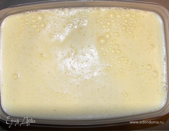 Добавить хорошо взбитые желтки.Мешать венчиком до загустения.Перелить в контейнер.Остудить.