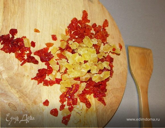 После нескольких перемешиваний(4-5ч),когда мороженое станет достаточно густым добавить в него измельчённые ананас и кизил.Аккуратно перемешать деревянной лопаткой и оставить часов на 5 в морозилке(можно больше)