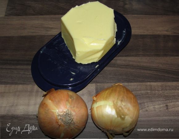 Чистим лук и режем кубиками, поджариваем на сливочном масле, присыпаем мукой и даём слегка обжариться. Далее добавляем ветчину, порезанную кубиками. И заливаем эту массу сливками, даём 5 минут покипеть. Если соус густеет сильно, можно разбавить не большим количеством кипяченой воды.