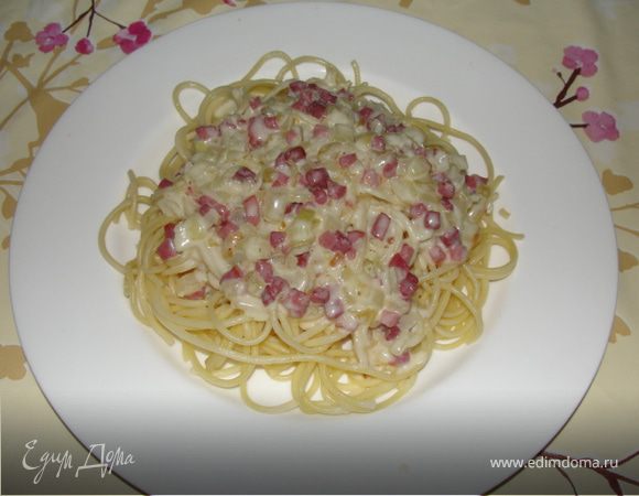 Приправляем соус травкой орегано и свежим мускатным орехом, добавляем соль и перец по вкусу. Готово!