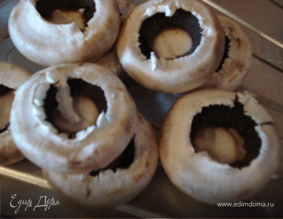 Удаляем ножки из грибов, шляпки отвариваем в течение 5 минут.