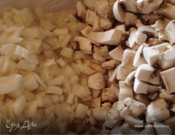 Ножки грибов измельчаем, также измельчаем лук и обжариваем на растительном масле.