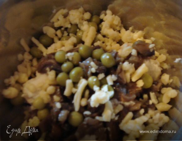 Отварную курятину измельчаем в блендере.Соединяем измельченную курятину, обжаренные грибы с луком, зеленый горошек, натертый сыр и перемешиваем, добавив специи по вкусу.К готовой начинке добавляем сметану и соевый соус. Перемешиваем и, если нужно то, солим.