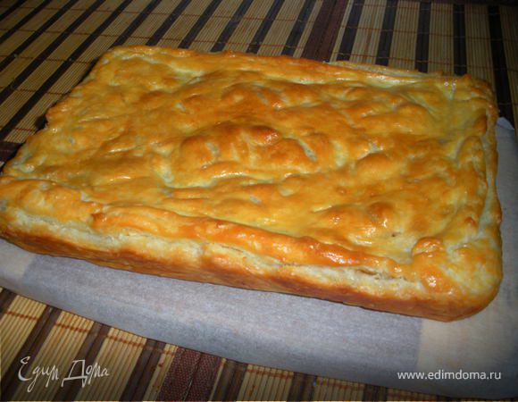 Потушить картошку с мясом(фаршем),и луком до полуготовности.Посолить,поперчить и добавить немножко меленой лаврушки.Форму устелить фольгой и намазать сл.маслом.Разделить тесто пополам,одну половинку теста
раскатать немножко больше формы,выложить его в форму,во внутрь положить тушоную картошку с мясом(фаршем),разровнять по всей форме.Вторую половину теста раскатать,но уже ровно по форме, накрыть получившийся пирог сверху,и залепить по бокам.Поставить в разогретую духовку на 20-30мин.Где-то через мин.10-15 после того ка вы поставили пирог,намажте сверу его взбитым яичком(будет очень красивая корочка).
Приятного аппетита!!!