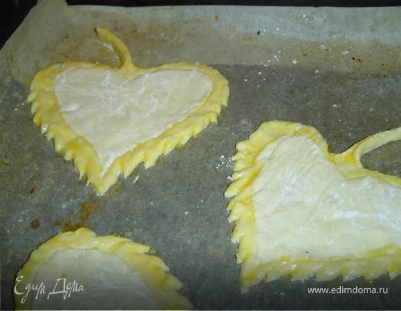 Отступив от края листа, ножом делаем надрезы (но, не насквозь).
Смазываем края желтком.