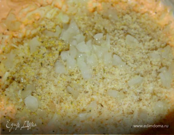 Теперь готовим начинку.
Взбиваем сливки, добавив немного пищевого красителя, чтобы наш крем соответствовал цвету осенних листьев.Натираем на терке сыр и добавляем к взбитым сливкам.Измельченные орехи и лук также добавляем к сливкам.
Солим и перчим по вкусу.