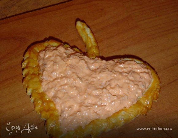 Охлажденным  кремом наполняем тарталетки – листики.   