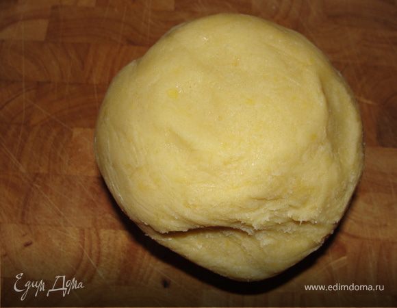 Муку просеять, сделать ямку в середине, положить в неё масло.
Присыпать сахаром, солью и добавить яйцо. Руками обсыпаными мукой, быстро намять тесто. Завернуть тесто в пищевую плёнку и убрать на 1 час в холодильник. 