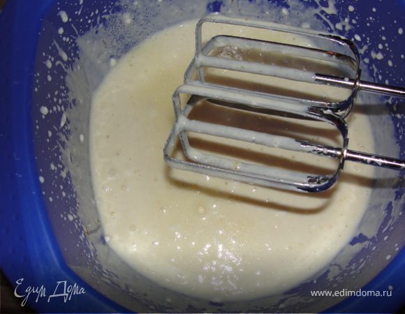 Творог  смешать с пахтой, сахаром, соком лимона и ванильным сахаром в однородную массу. Масло или маргарин смешать с желтками и картофельным крахмалом. И добавить к творожной массе.