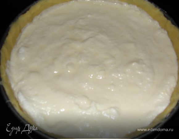 Эту массу выложить на готовое в форме тесто. Выпекать 45 минут в разогретой духовке 180-200 градусов.