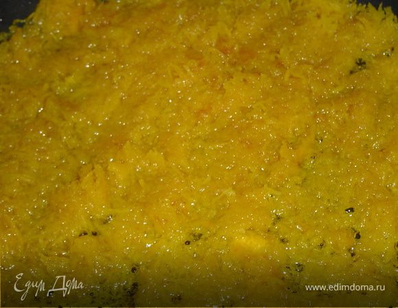 Тыкву очищаем от кожуры и семян и натираем на терке.Тыкву солим и выкладываем в сковороду с нагретым растительным маслом, тушим на среднем огне до готовности.