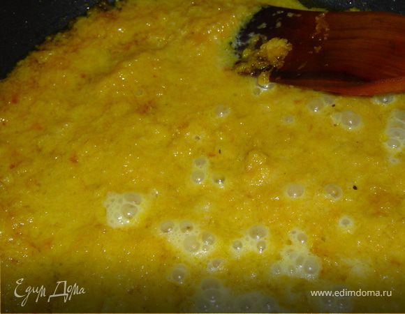 К тушеной тыкве добавляем сахар,вливаем молоко