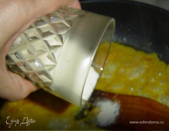 и медленно добавляем манную крупу, хорошо перемешивая, чтобы не было комков.