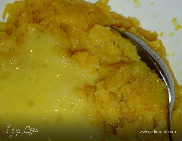 К остывшей тыквенной массе добавляем взбитые яйца и хорошо вымешиваем.