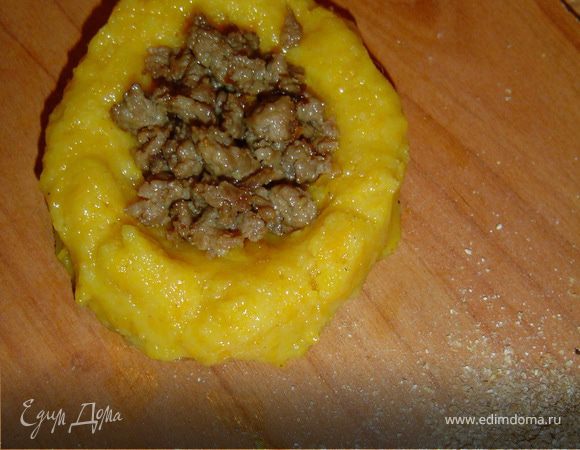 Формируем котлеты, а в центр кладем обжаренный фарш.