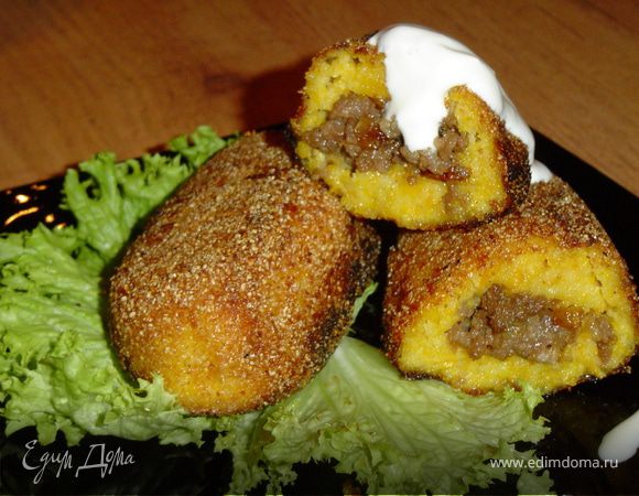Подавать котлеты горячими, со сметаной.