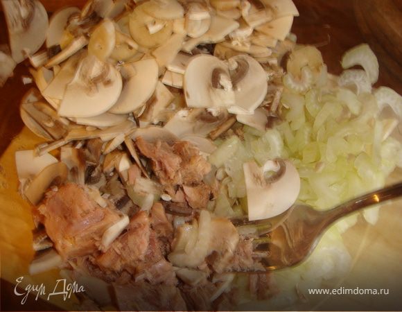 Шампиньоны тщательно вымыть, высушить и нарезать тонкими пластинками. Тунец достать из банки (без сока), размять вилкой. У стебля сельдерея счистить кожуру с помощью овощечистки и тонко нарезать. Лук нарезать мелко. Все заправить соусом, перемешать.