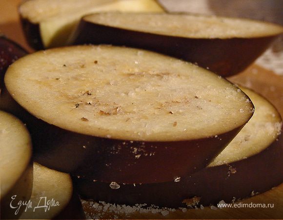 Баклажаны порезать кружочками, посыпать солью и отставить в сторону минут на 30.