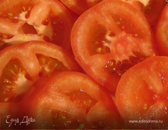Помидоры порезать кружками (не тонко, почти как баклажаны), обжарить с одной стороны в небольшом количестве масла (я для этого использую блинницу  –  масла надо совсем чуток, и ни что не горит).
