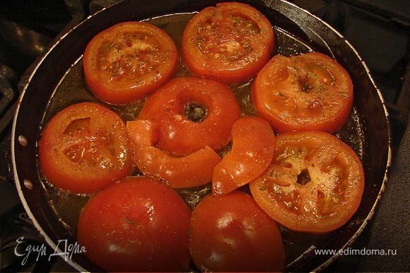 Прежде чем перевернуть помидоры, верхнюю сторону посыпать ароматизированной солью для помидор и тимьяном. После того, как помидоры перевернули, также посыпать их обжаренную сторону. Готовые помидоры пока перекладываем в тарелку.