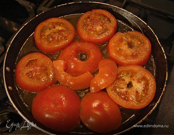 Прежде чем перевернуть помидоры, верхнюю сторону посыпать ароматизированной солью для помидор и тимьяном. После того, как помидоры перевернули, также посыпать их обжаренную сторону. Готовые помидоры пока перекладываем в тарелку.