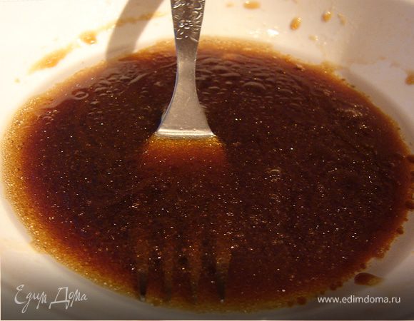 Смешать в плошке масло и соевый соус, и как следует взбить вилкой. Пропорции на ваш вкус (где то фифти-фифти).