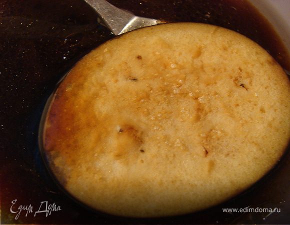 Обмакиваем в смесь соуса и масла баклажаны и обжариваем их на сковороде, где жарили помидоры, оставшийся на ней помидоровый сок впитается в баклажаны. На этом этапе масло в сковородку подливать не надо. При желании можно капнуть еще соевого соуса.