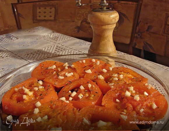 Сверху выкладываем помидоры и тоже посыпаем чесноком, а так же перчим. В зависимости от количества овощей и размера блюда, количество слоев может быть разным.