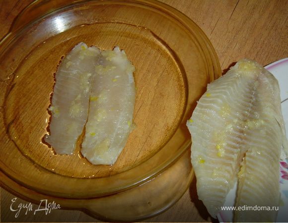 Затем каждый кусок обмакиваем в растительное масло.