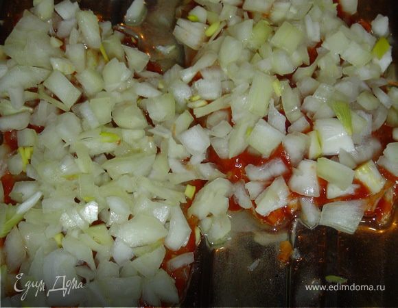 Сверху засыпаем мелко нарезанным луком.Если Вы хотите получить более мягкий лук, то перед тем, как посыпать рыбу, обжарьте его до полуготовности.