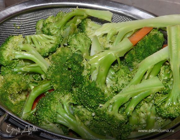 Закипятить воду с брокколи и морковкой, слить.