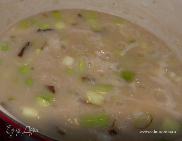 В тяжелой кастрюле на слив. масле пару минут протушить порей и чеснок, добавить муку, бульон и молоко, хорошо размешать. Положить брокколи и морковку и варить на маленьком огне ок. 15 минут.
Подавать с петрушкой и черным перцем