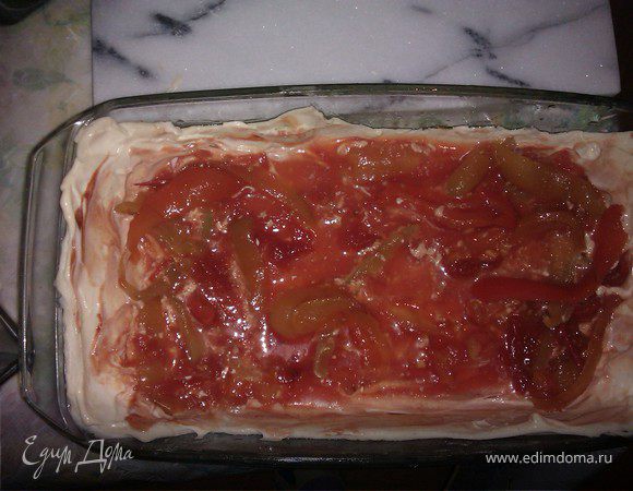 На тесто наносим 1-ый слой - майонез, 2-й слой - кетчуп, 3-й слой - томат с перцем в собственном соку.